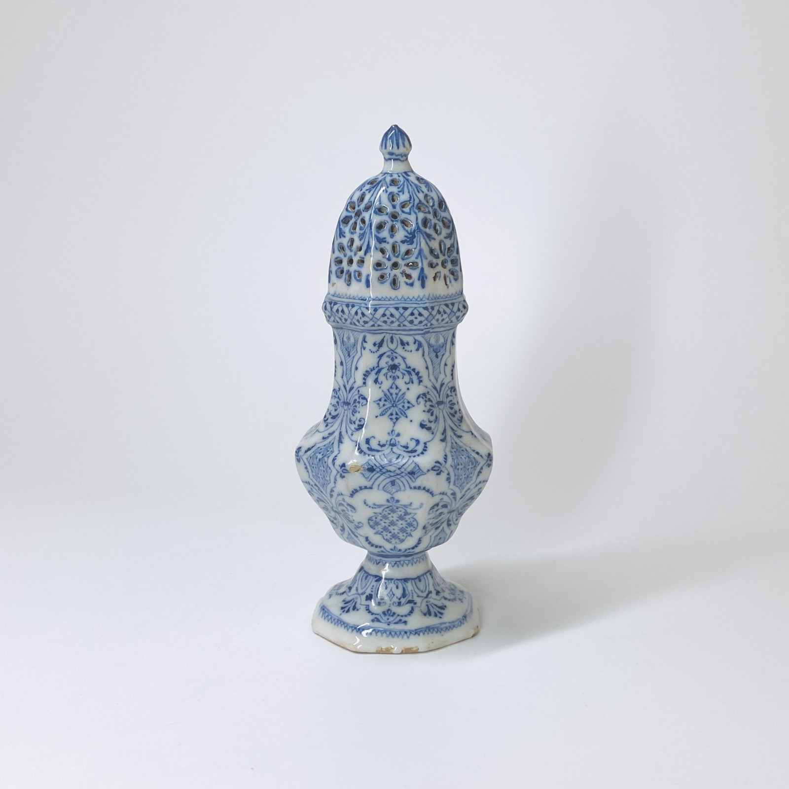 Montpellier - Saupoudreuse en camaïeu bleu - XVIIIe siècle - VENDU