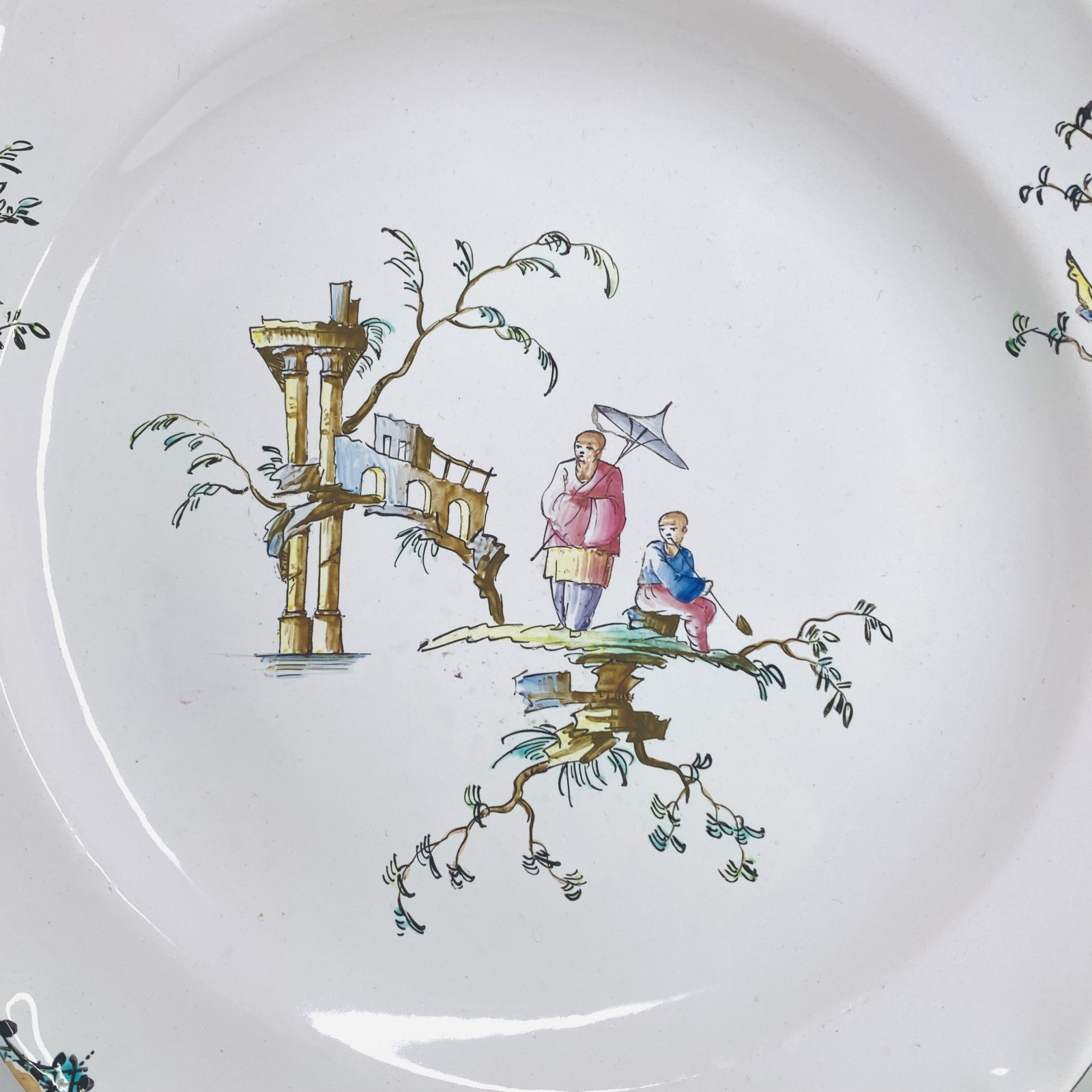 Marseille (Veuve Perrin) Assiette décorée dans le style de Pillement - XVIIIe siècle - VENDU