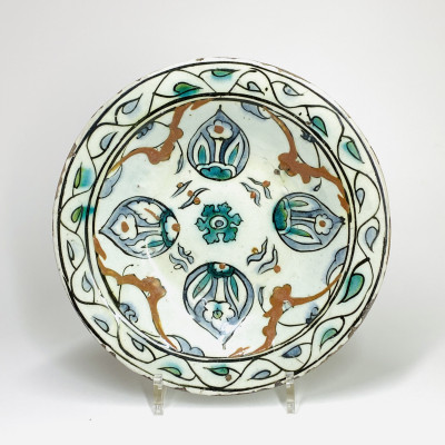 Iznik - Plat à décor de quatre mandorles - XVIIe siècle