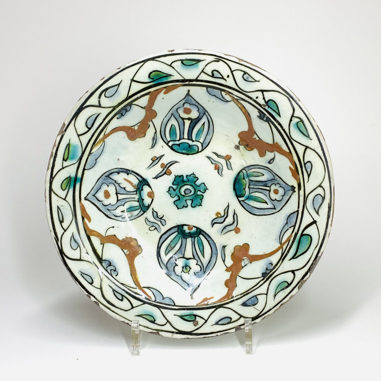 Iznik - Dish decorated with four mandorles - Seventeenth century