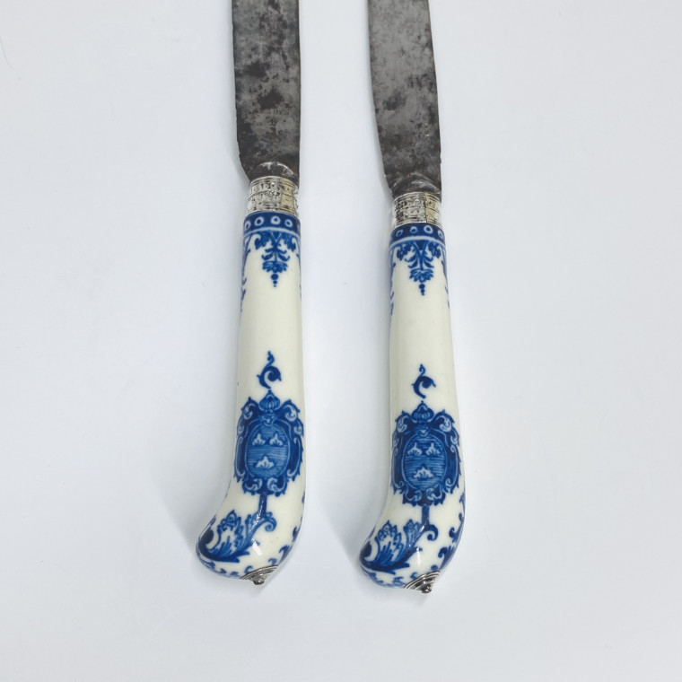 Saint-cloud - Two knives decorated with coats of arms - Beginning of the Eighteenth century.