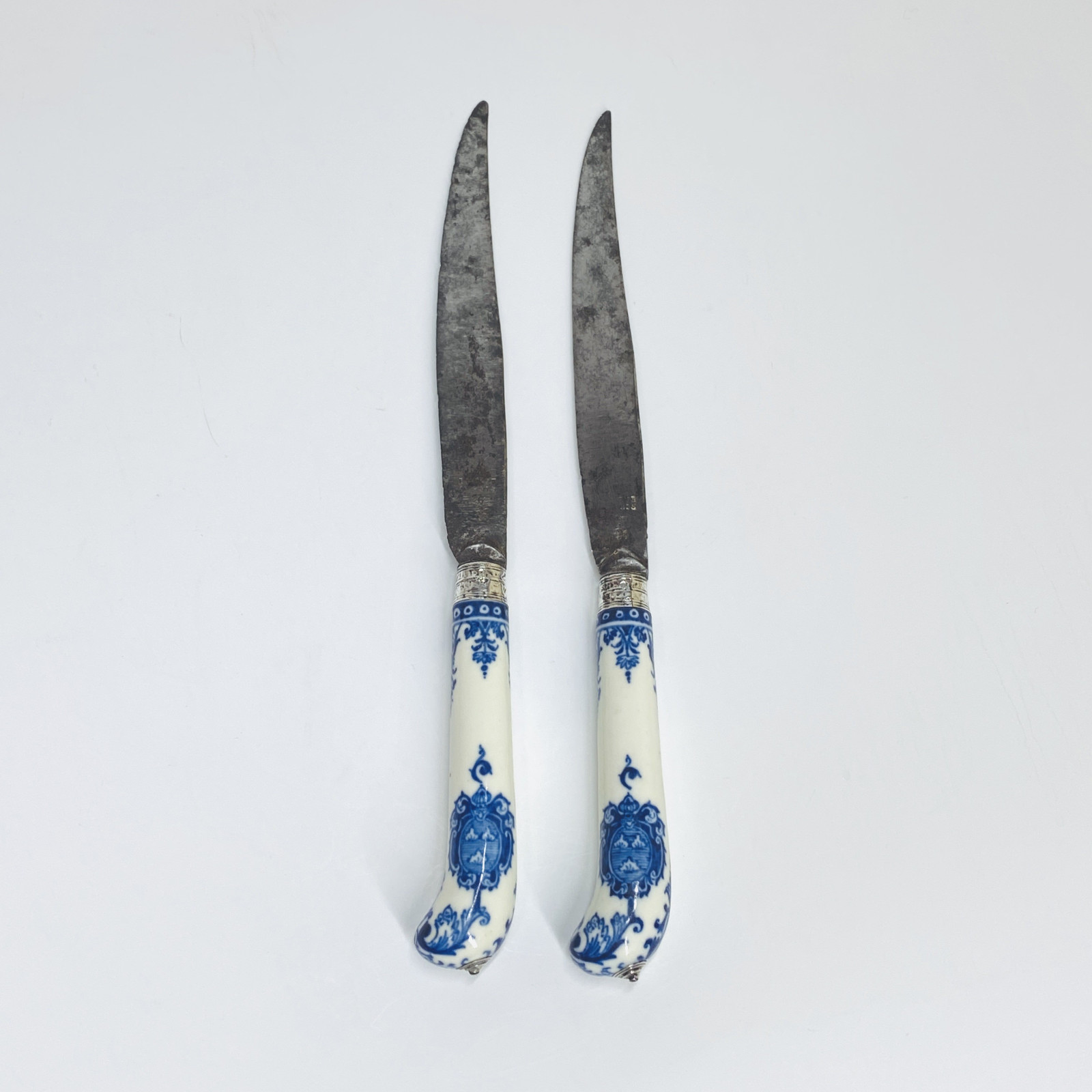 Saint-cloud - Two knives decorated with coats of arms - Beginning of the Eighteenth century.