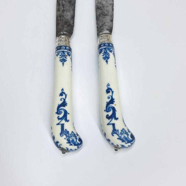 Saint-cloud - Two knives decorated with coats of arms - Beginning of the Eighteenth century.