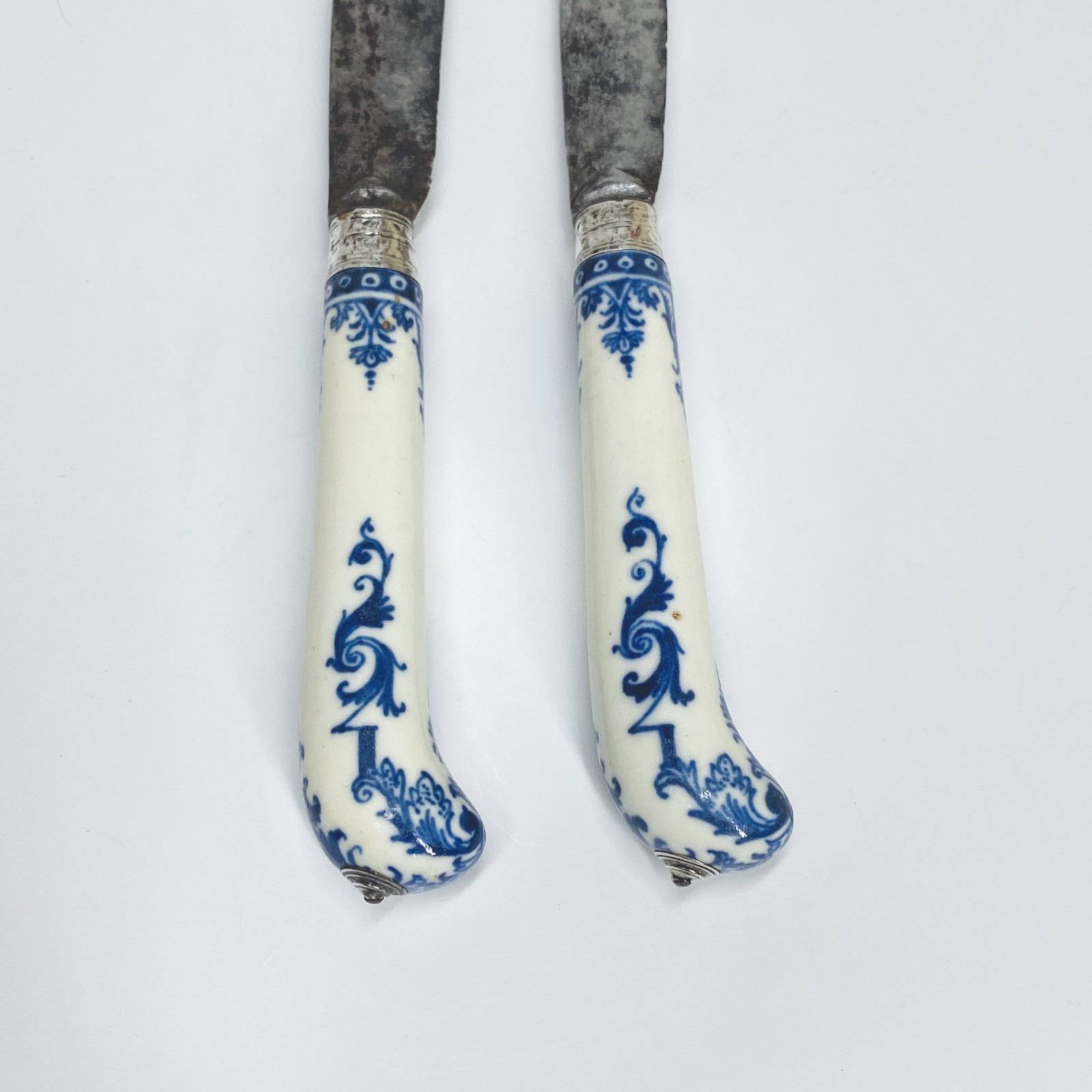 Saint-cloud - Two knives decorated with coats of arms - Beginning of the Eighteenth century.