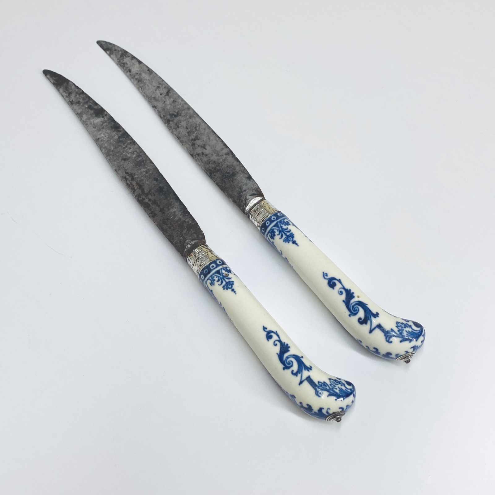 Saint-cloud - Two knives decorated with coats of arms - Beginning of the Eighteenth century.