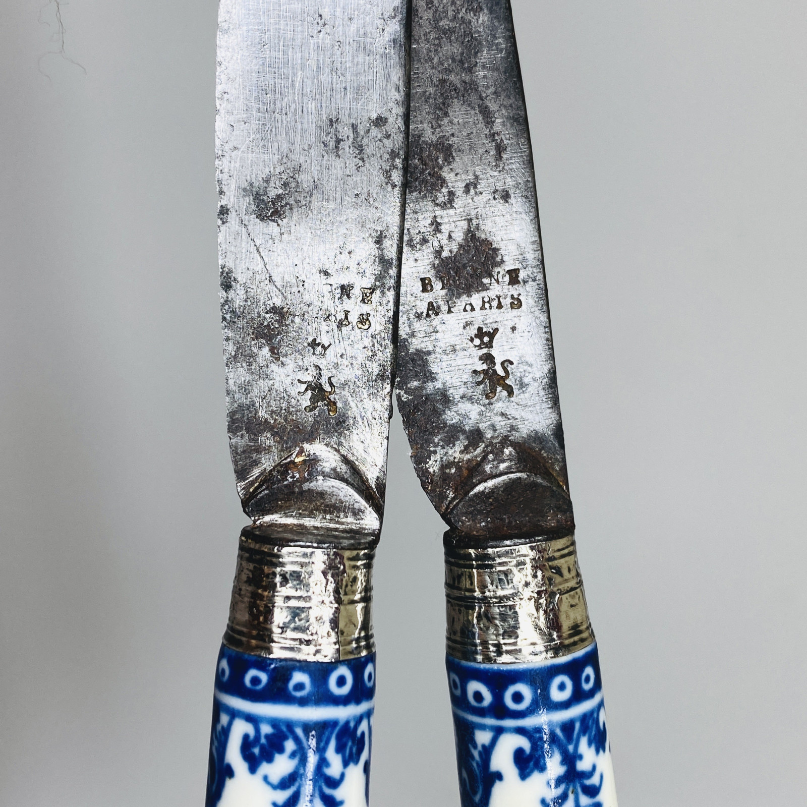 Saint-cloud - Two knives decorated with coats of arms - Beginning of the Eighteenth century.