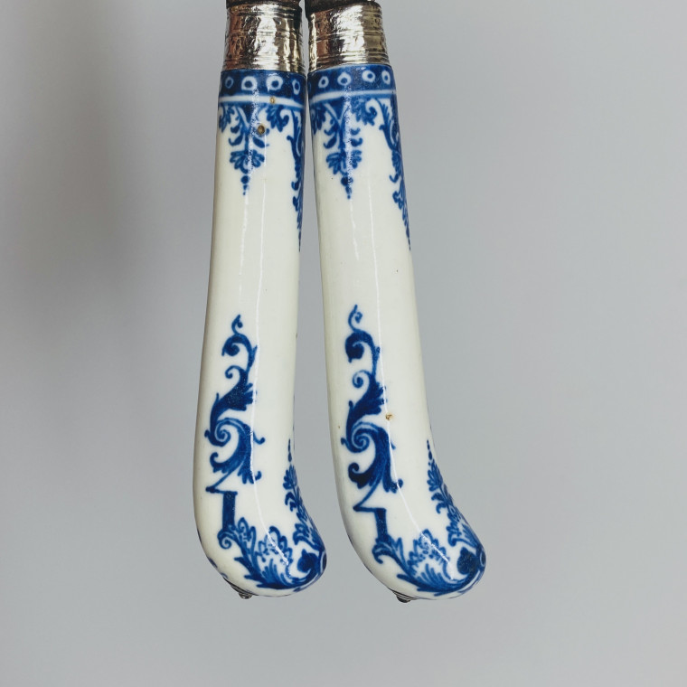 Saint-cloud - Two knives decorated with coats of arms - Beginning of the Eighteenth century.