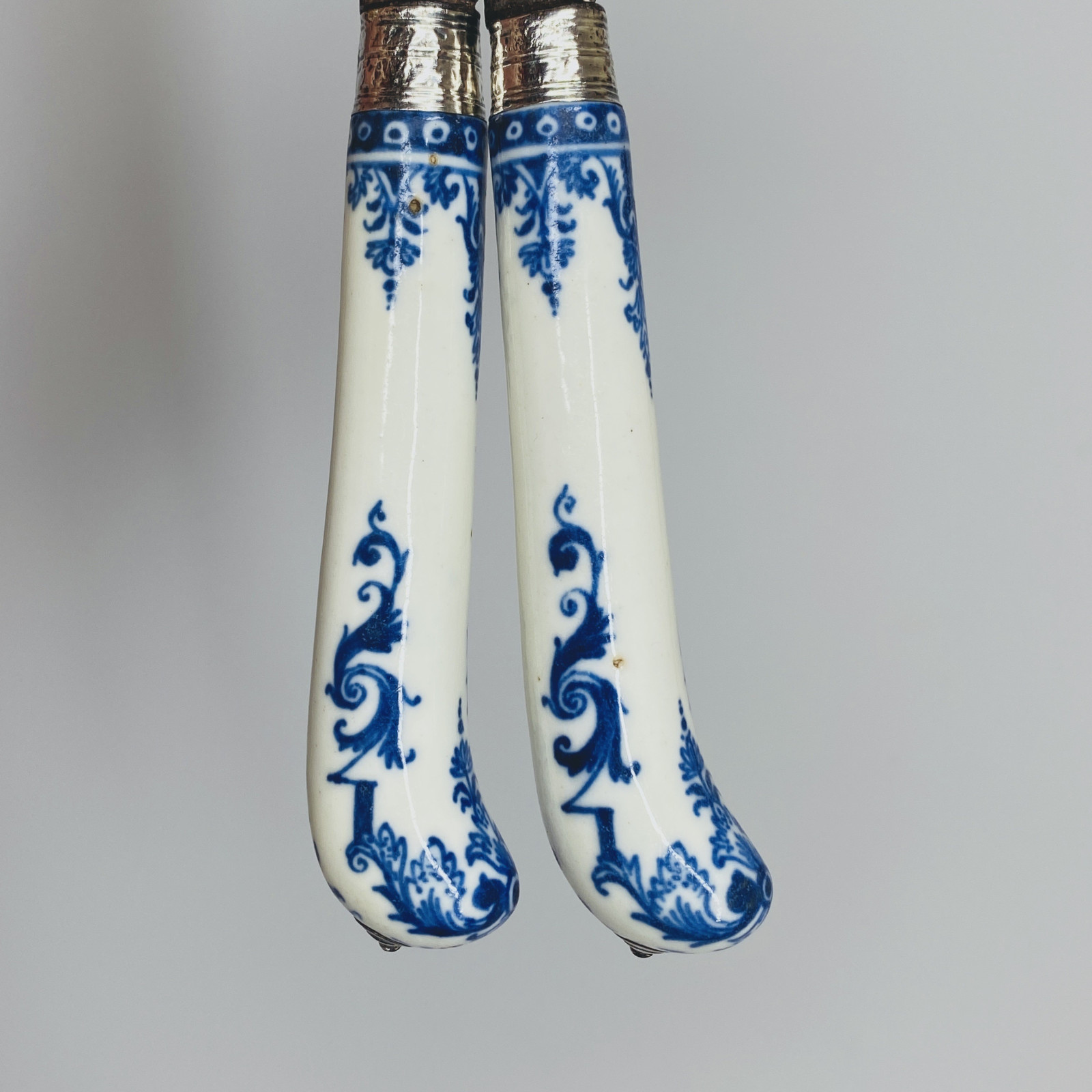 Saint-cloud - Two knives decorated with coats of arms - Beginning of the Eighteenth century.