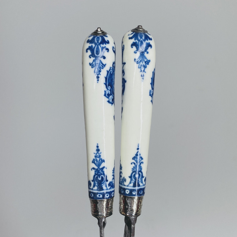 Saint-cloud - Two knives decorated with coats of arms - Beginning of the Eighteenth century.