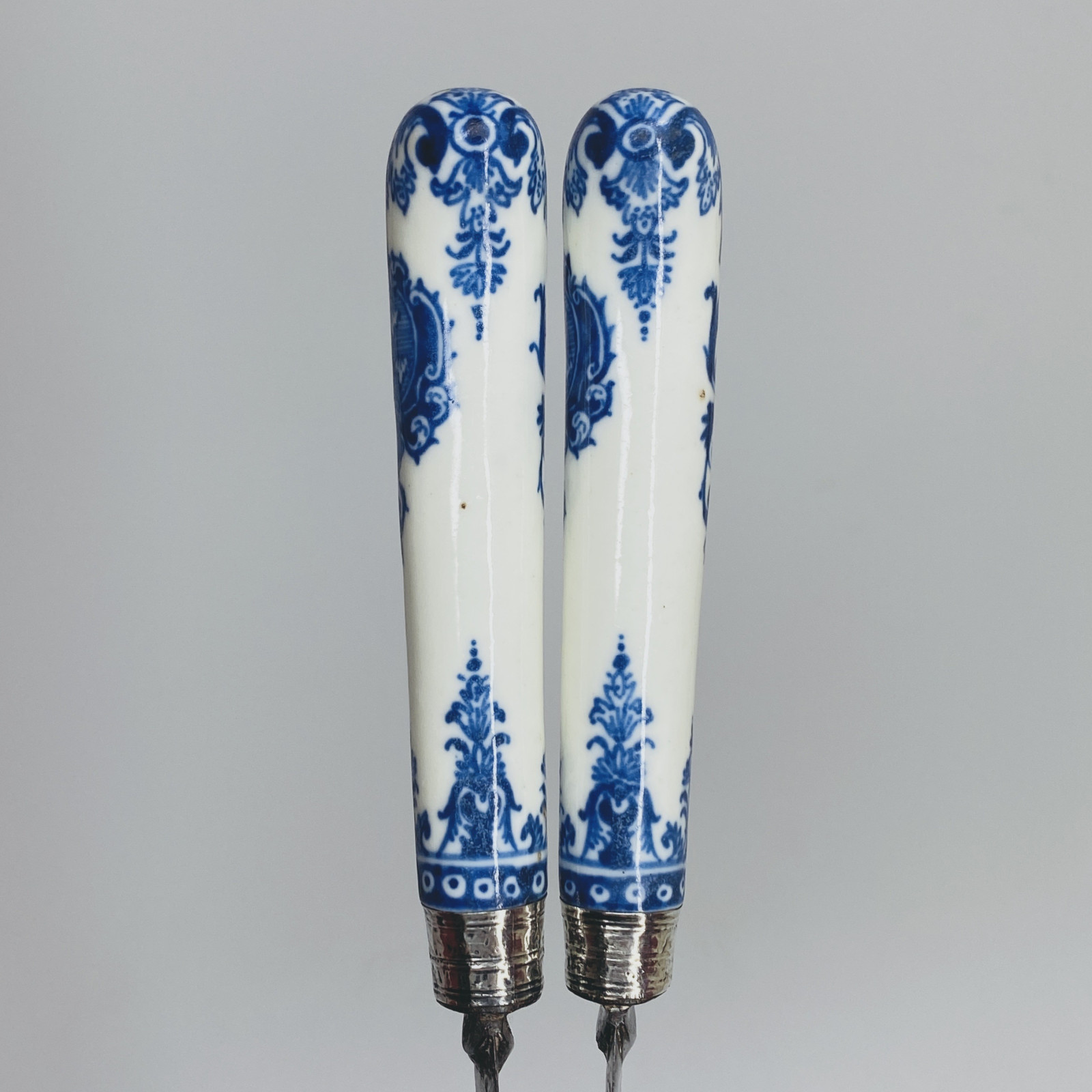 Saint-cloud - Two knives decorated with coats of arms - Beginning of the Eighteenth century.