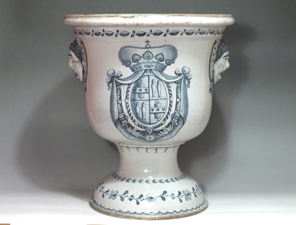 Nevers - vase de jardin Médicis aux armes de la famille Mancini Mazarini – Ducs de Nevers - XVIII° siècle