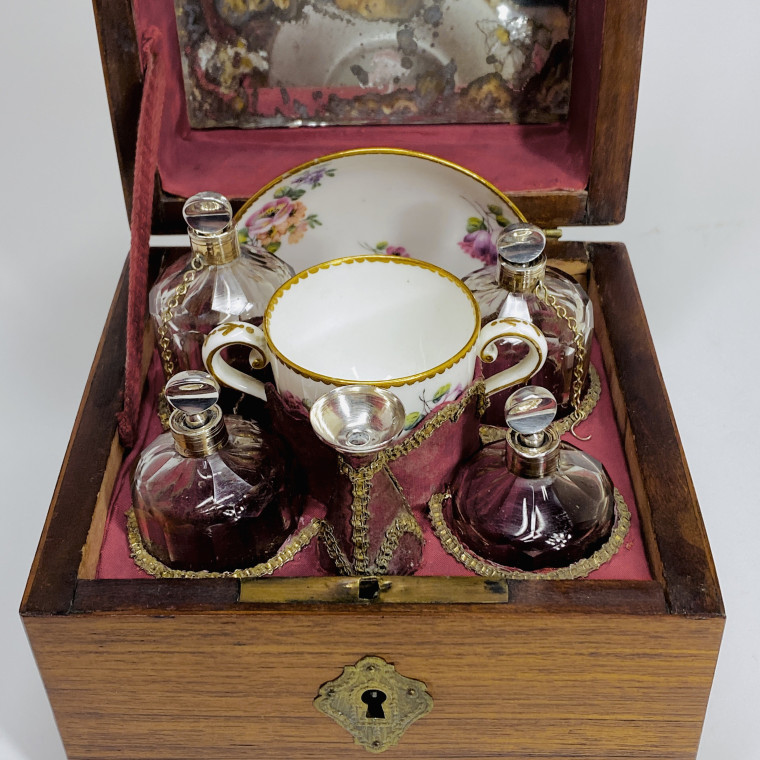 Coffret à parfum de voyage d'époque Louis XVI