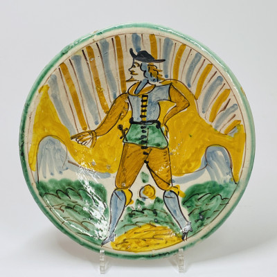 Montelupo - Plat en majolique à décor d'un homme sur fond rayé d’un drapeau - XVIIe siècle