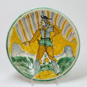Montelupo - Plat en majolique à décor d'un homme sur fond rayé d’un drapeau - XVIIe siècle