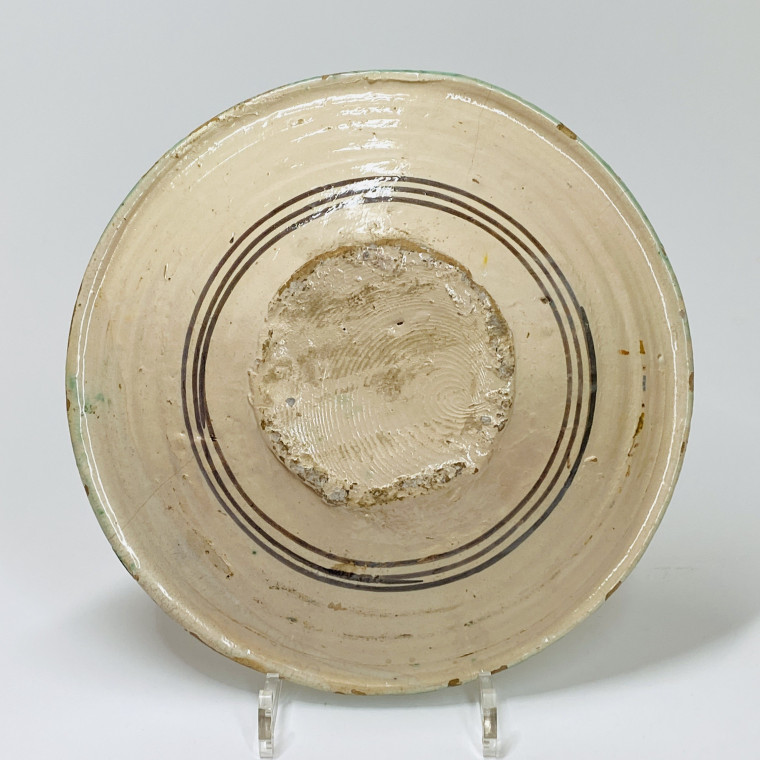 Montelupo - Plat en majolique à décor d'un homme sur fond rayé d’un drapeau - XVIIe siècle