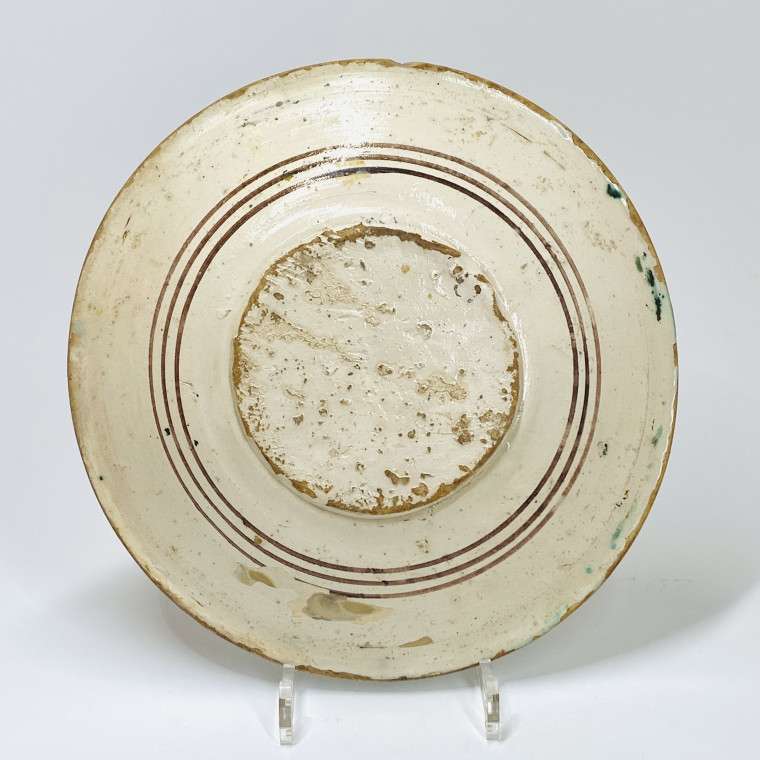 Montelupo - Plat en faïence à décor d'un homme  tenant une épée - XVIIe siècle