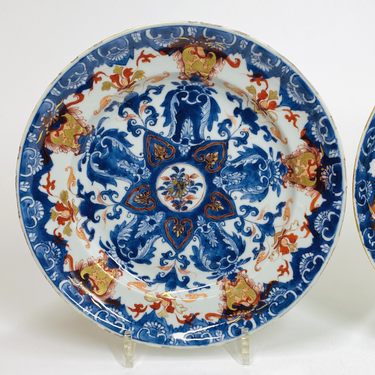 China - Pair of dishes decorated with lambrequins - Kangxi period (1661-1722)