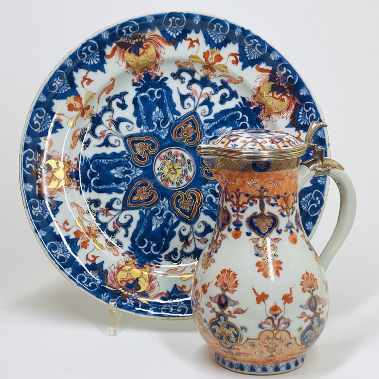 China - Pair of dishes decorated with lambrequins - Kangxi period (1661-1722)