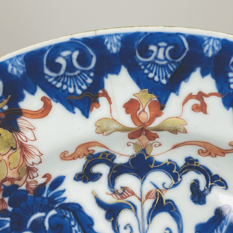 China - Pair of dishes decorated with lambrequins - Kangxi period (1661-1722)