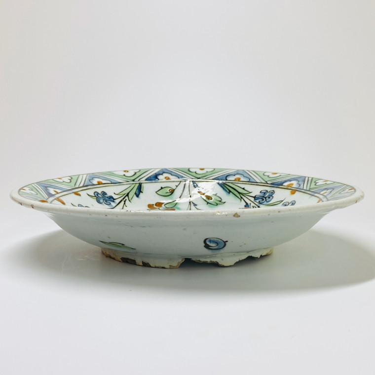 Iznik - Dish called "tabak" - Seventeenth century