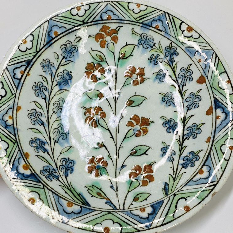 Iznik - Dish called "tabak" - Seventeenth century