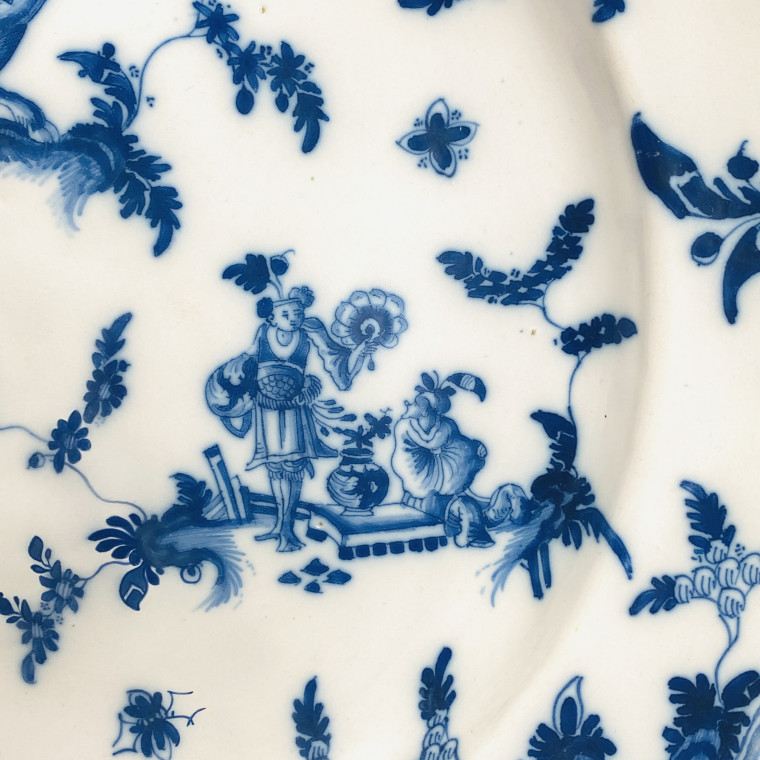 Very large earthenware dish from Moustiers - Eighteenth century