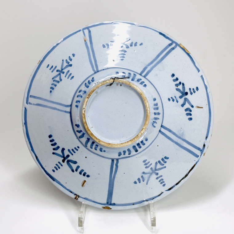 Nevers - Plat dit "Cardinal" décoré d'après l'Astrée - XVIIe siècle