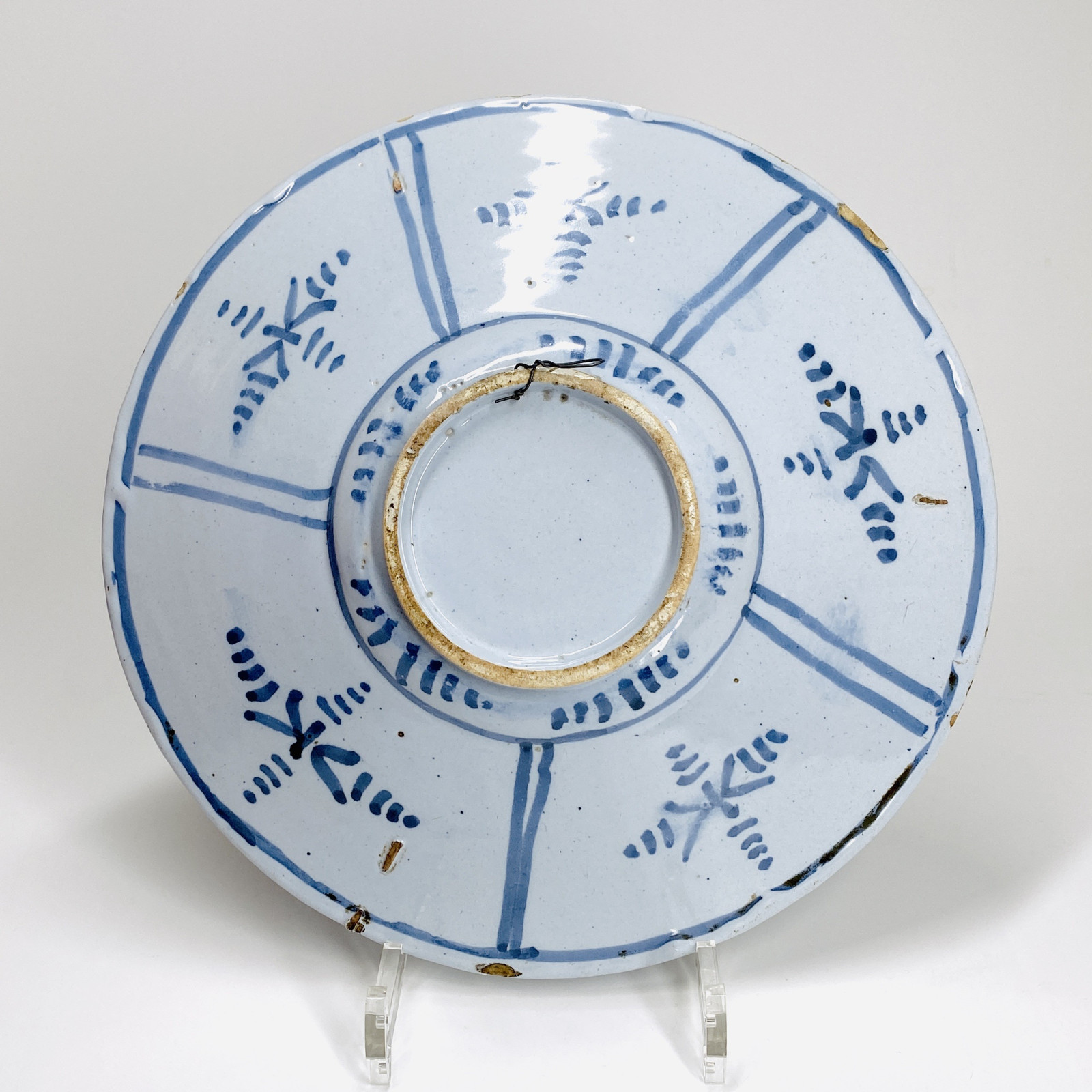 Nevers - Plat dit "Cardinal" décoré d'après l'Astrée - XVIIe siècle