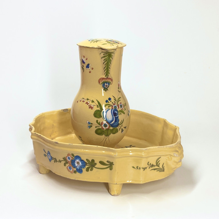 Moustiers - Covered pitcher and its basin with a yellow background - Eighteenth century
