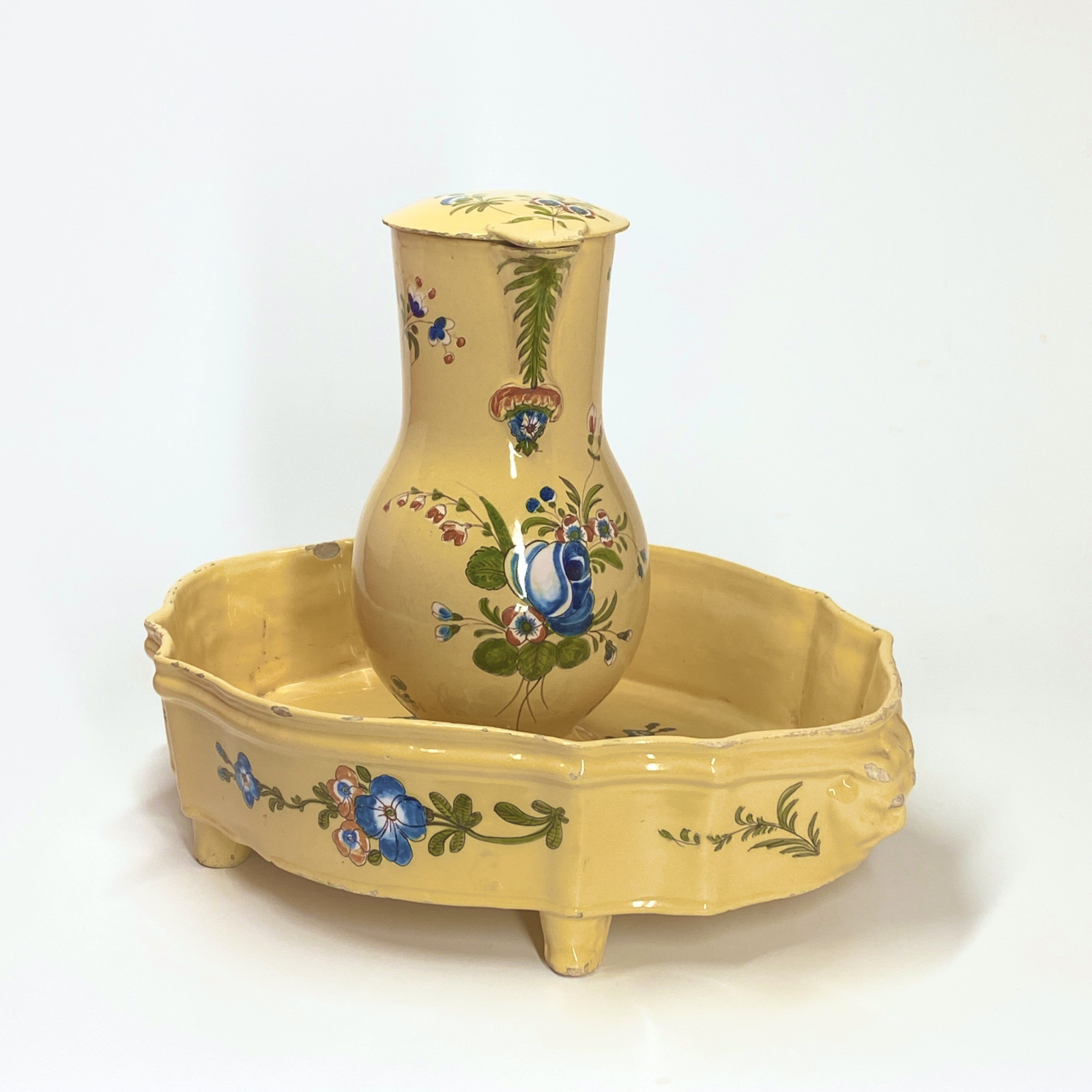 Moustiers - Covered pitcher and its basin with a yellow background - Eighteenth century
