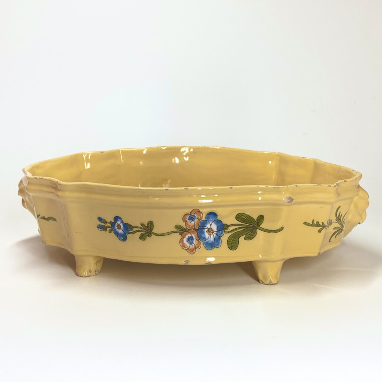 Moustiers - Covered pitcher and its basin with a yellow background - Eighteenth century