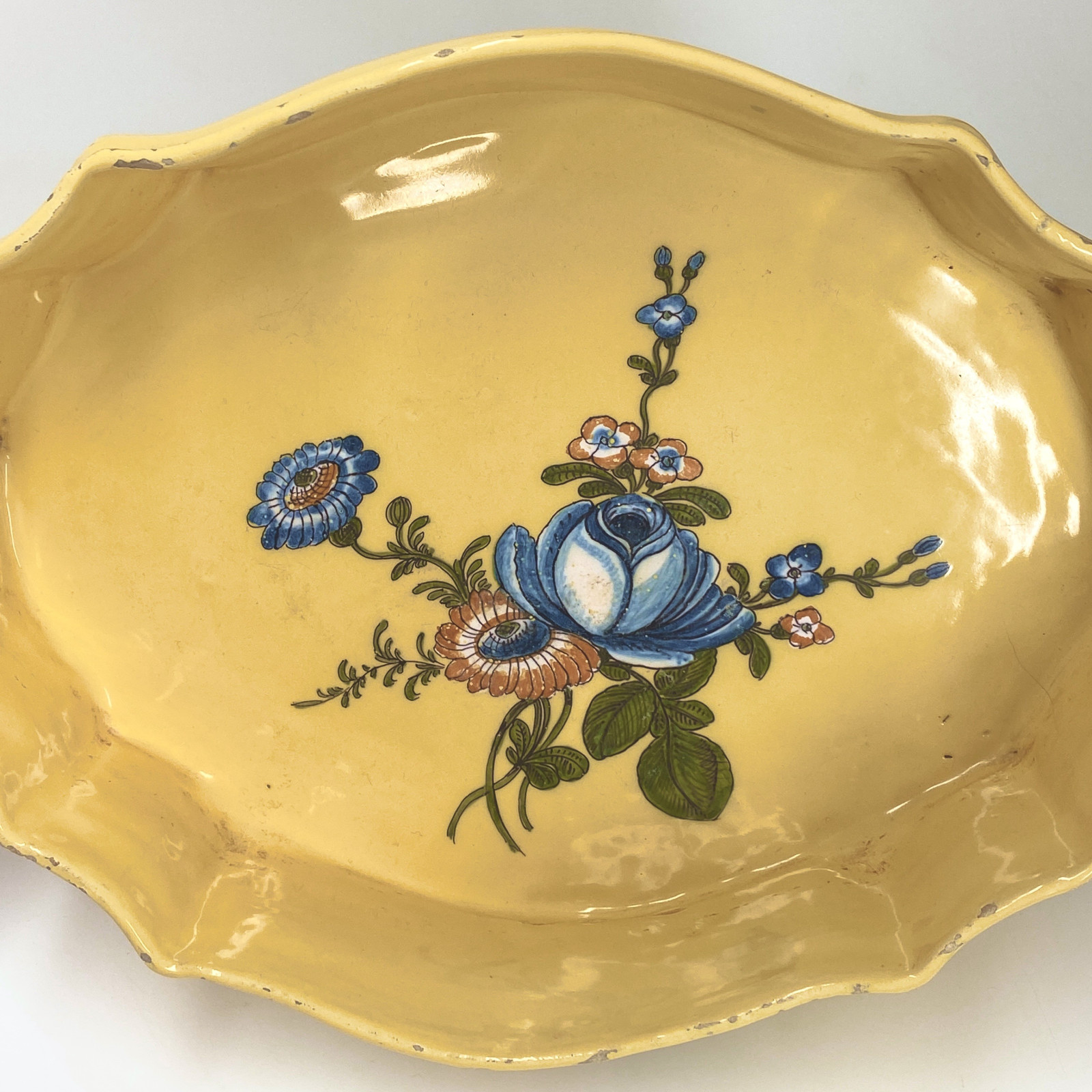 Moustiers - Covered pitcher and its basin with a yellow background - Eighteenth century