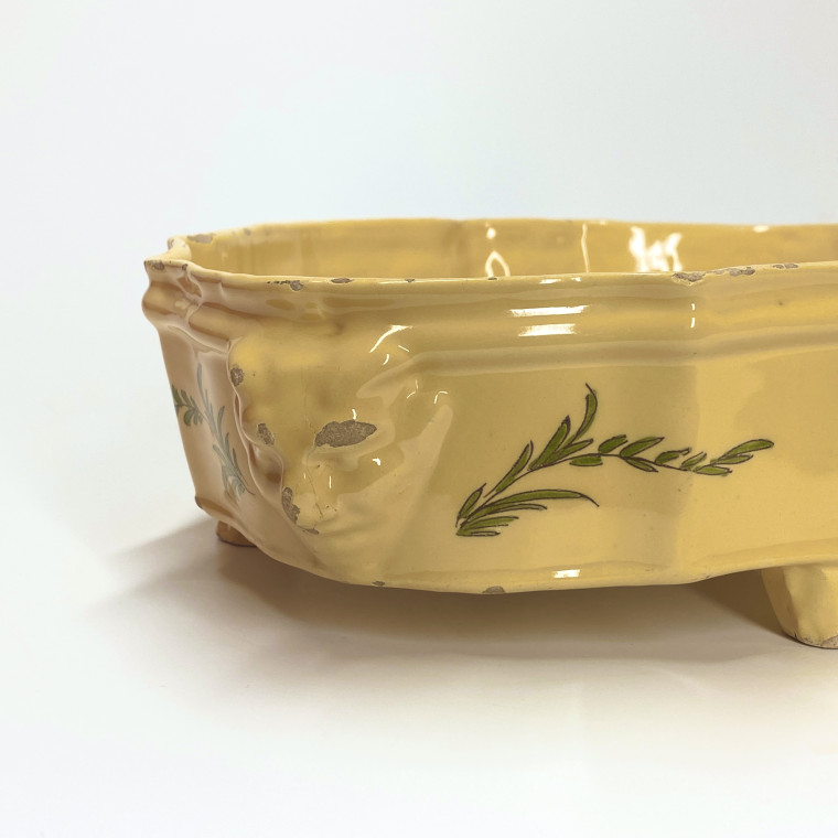 Moustiers - Covered pitcher and its basin with a yellow background - Eighteenth century