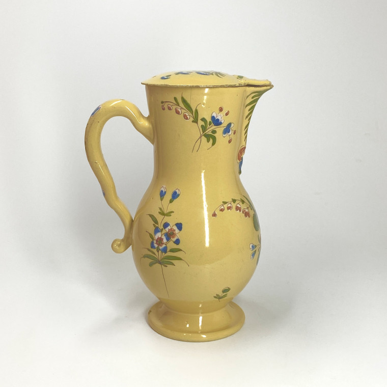 Moustiers - Covered pitcher and its basin with a yellow background - Eighteenth century