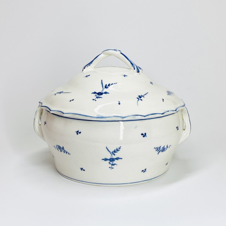 Arras - Terrine en porcelaine tendre, décor à la brindille - XVIIIe siècle