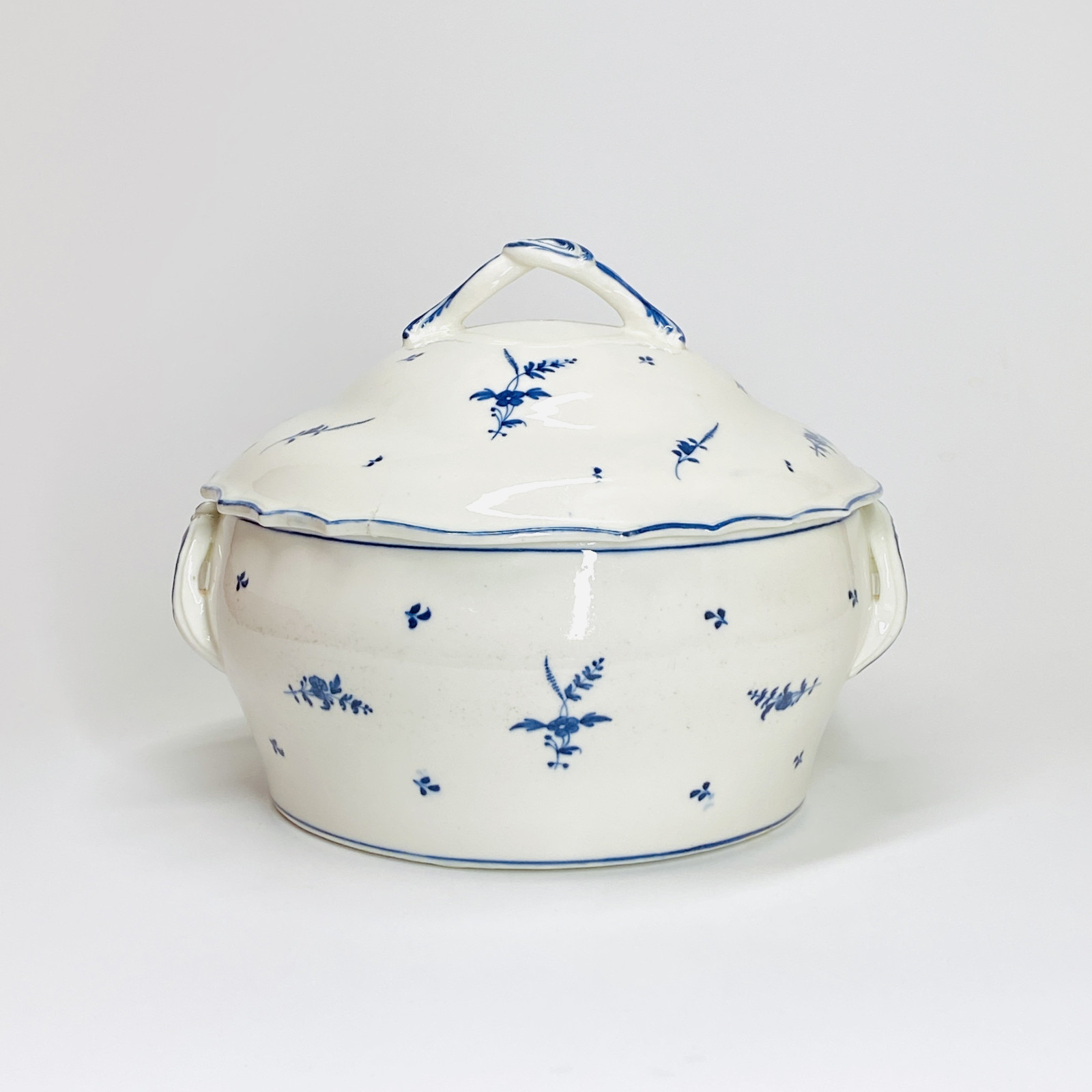 Arras - Terrine en porcelaine tendre, décor à la brindille - XVIIIe siècle