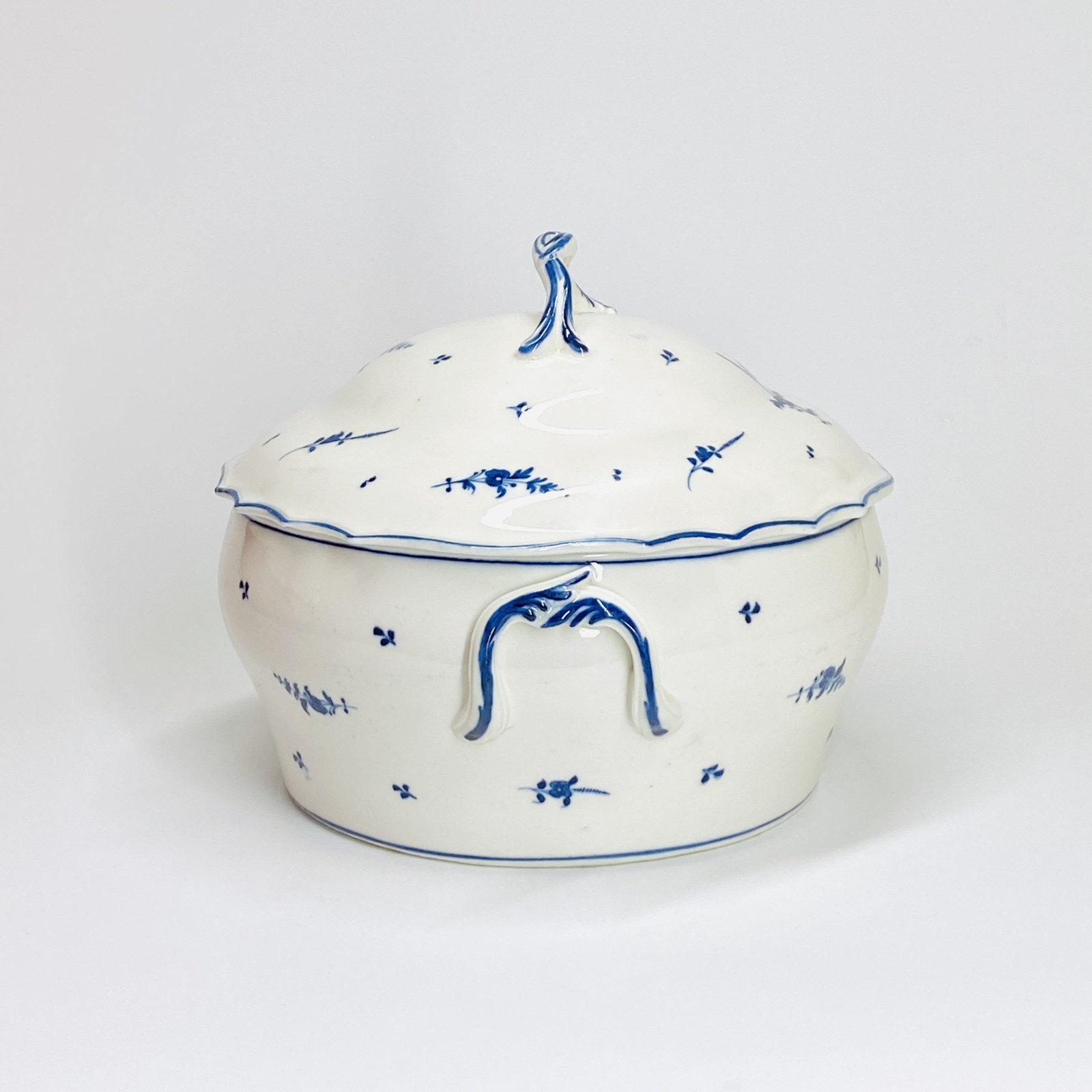 Arras - Terrine en porcelaine tendre, décor à la brindille - XVIIIe siècle