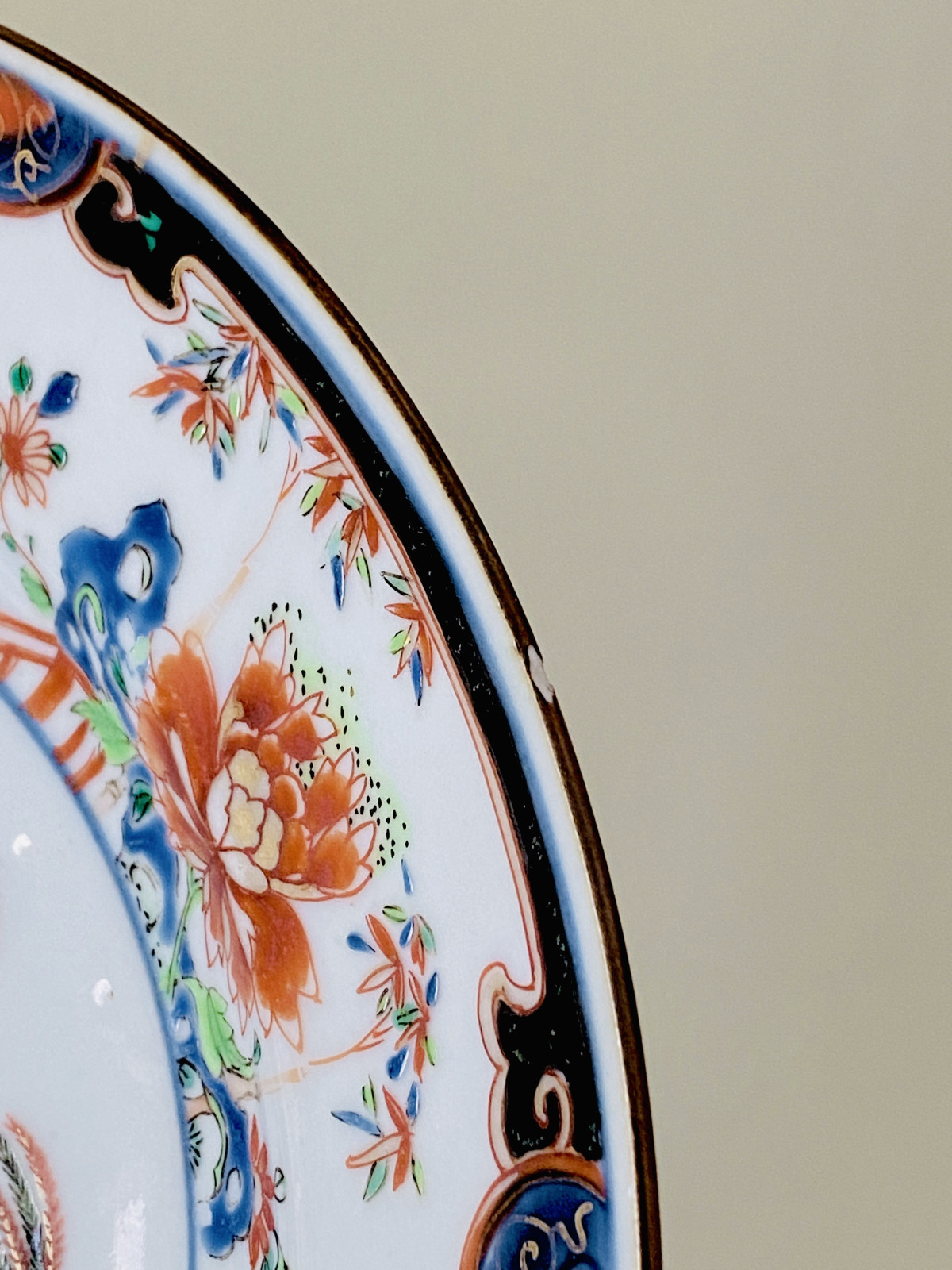 Chine - Paire d’assiettes en porcelaine de la famille verte - Époque Kangxi(1662-1722)