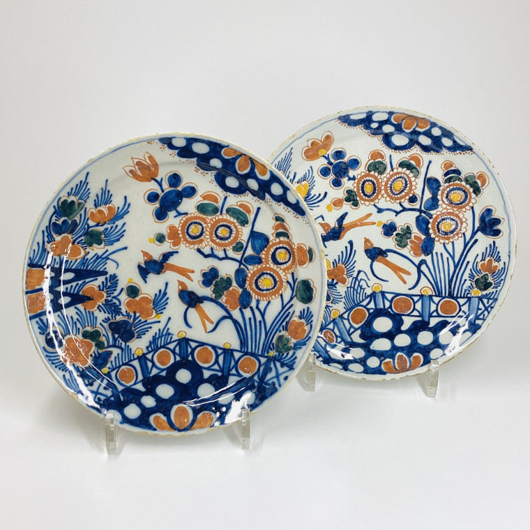 Delft - Paire d'assiettes polychrome - XVIIIe siècle