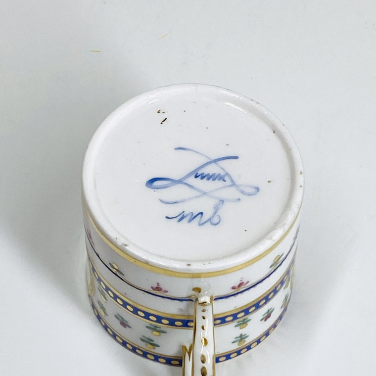 Tasse mignonnette en porcelaine tendre de Sèvres - XVIIIe siècle