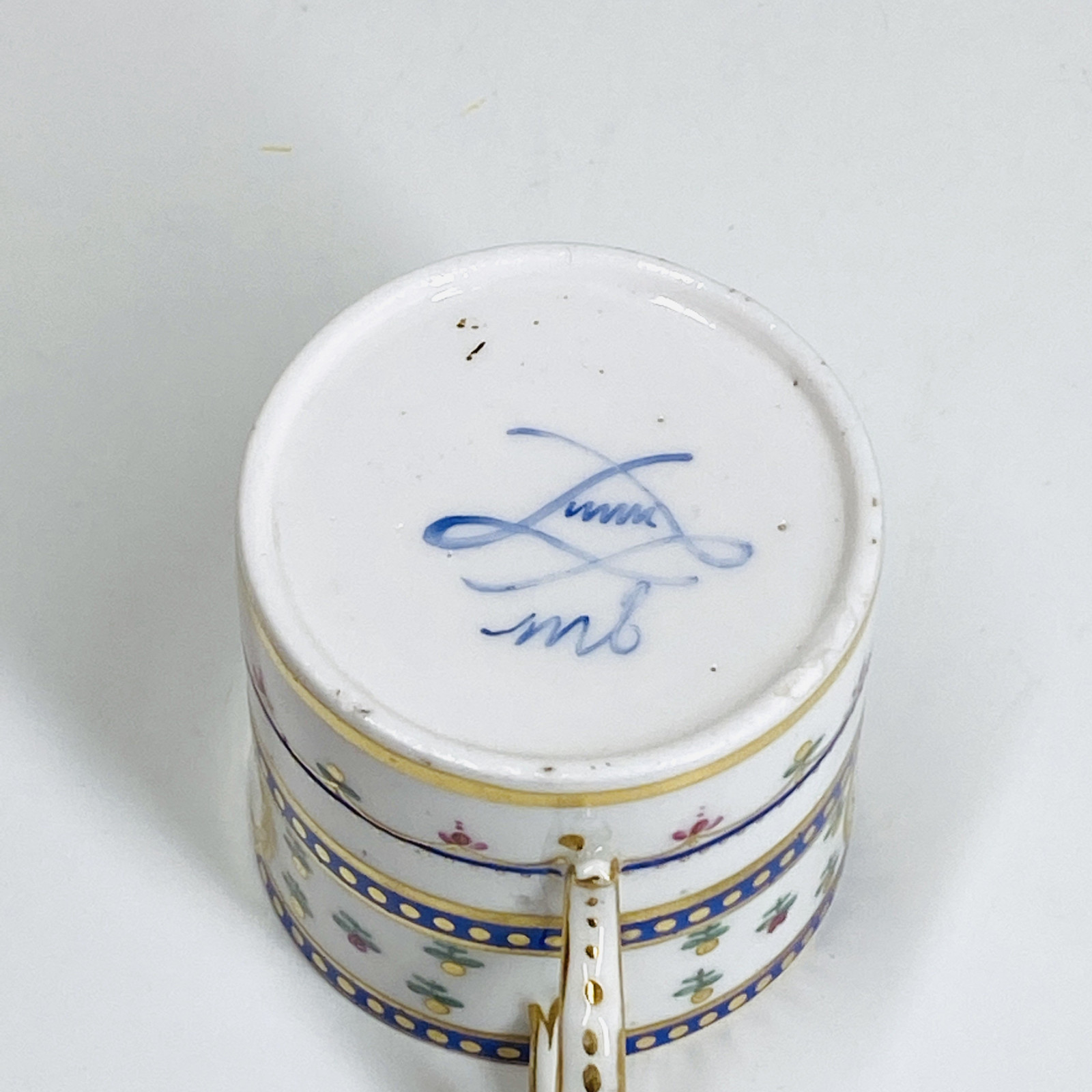 Tasse mignonnette en porcelaine tendre de Sèvres - XVIIIe siècle