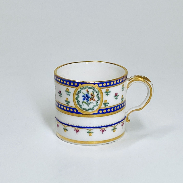 Tasse mignonnette en porcelaine tendre de Sèvres - XVIIIe siècle