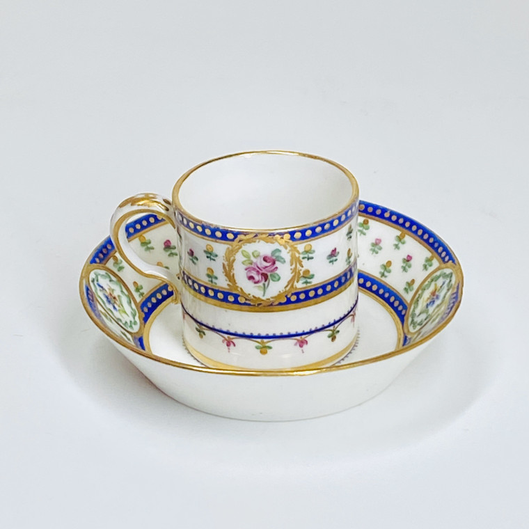 Tasse mignonnette en porcelaine tendre de Sèvres - XVIIIe siècle