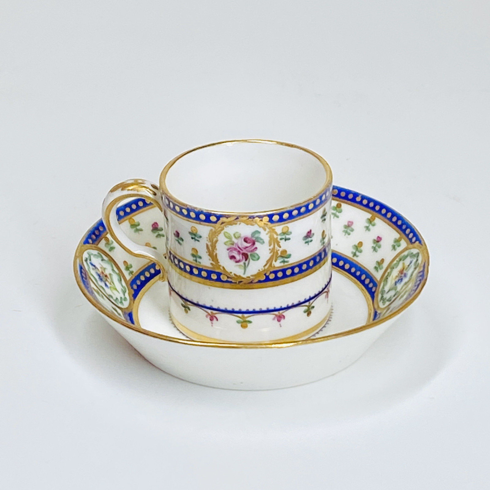 Tasse mignonnette en porcelaine tendre de Sèvres - XVIIIe siècle