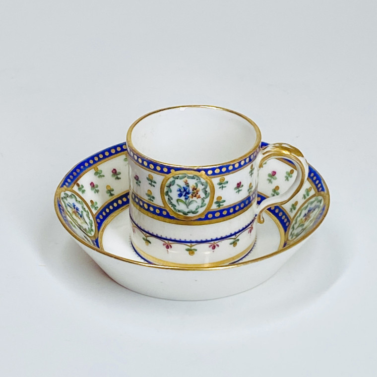 Tasse mignonnette en porcelaine tendre de Sèvres - XVIIIe siècle