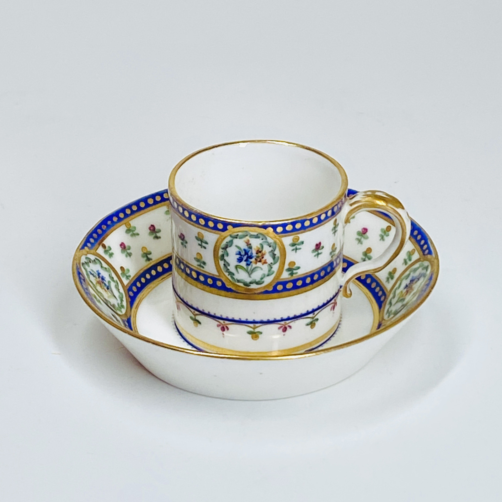 Tasse mignonnette en porcelaine tendre de Sèvres - XVIIIe siècle