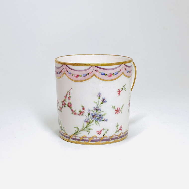Sèvres - Grande tasse litron en porcelaine tendre - XVIIIe siècle