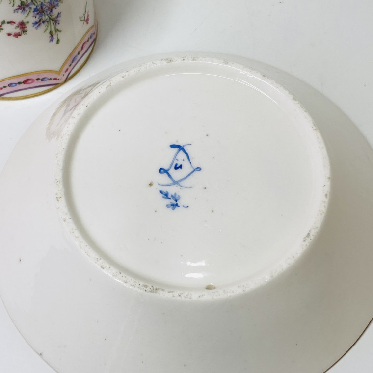 Sèvres - Grande tasse litron en porcelaine tendre - XVIIIe siècle