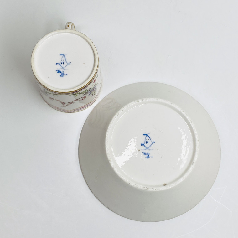 Large litron cup in soft Sèvres porcelain - Eighteenth century