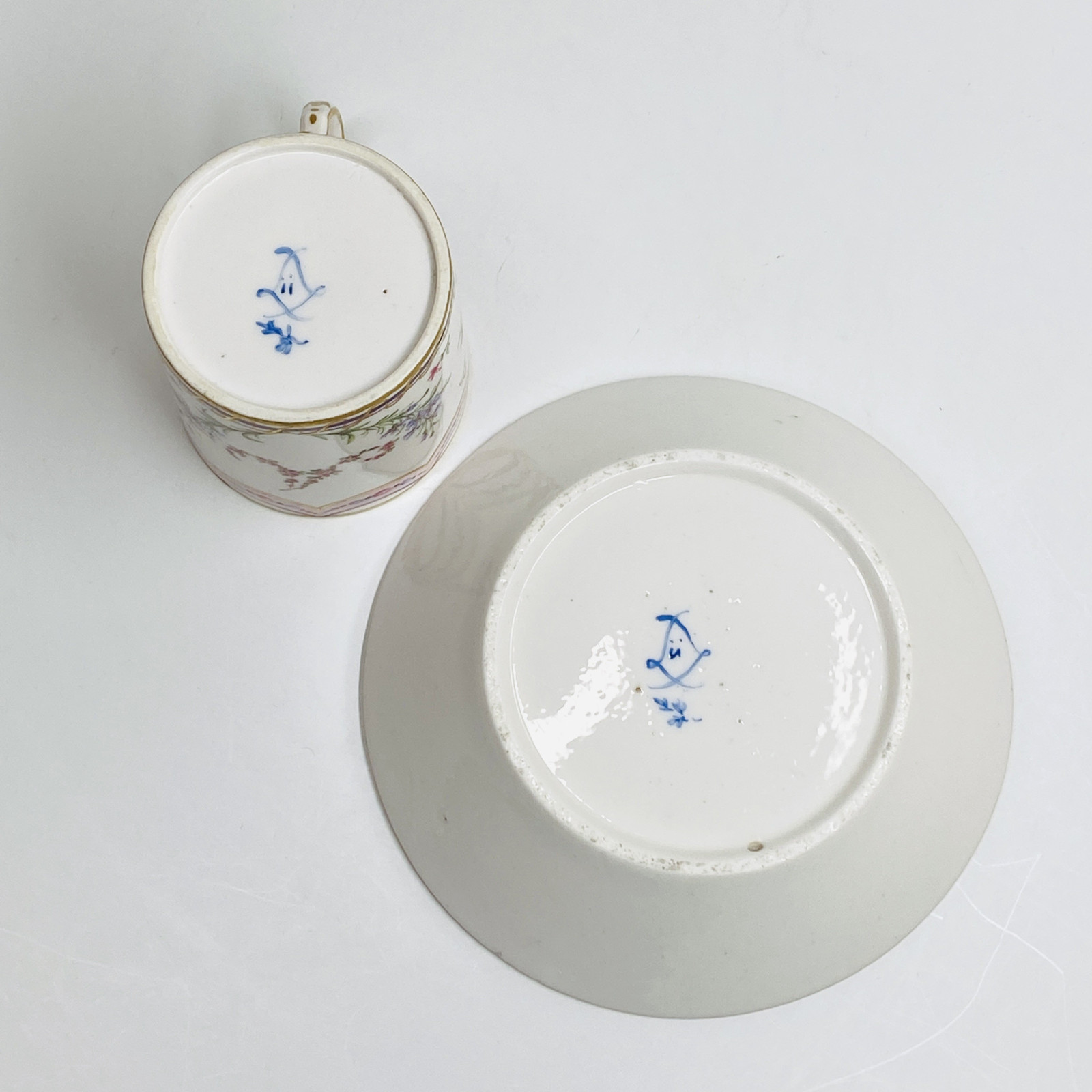 Sèvres - Grande tasse litron en porcelaine tendre - XVIIIe siècle